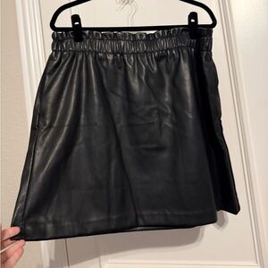 LOFT faux leather pull on skirt with gathered waist. Pockets. Size XL